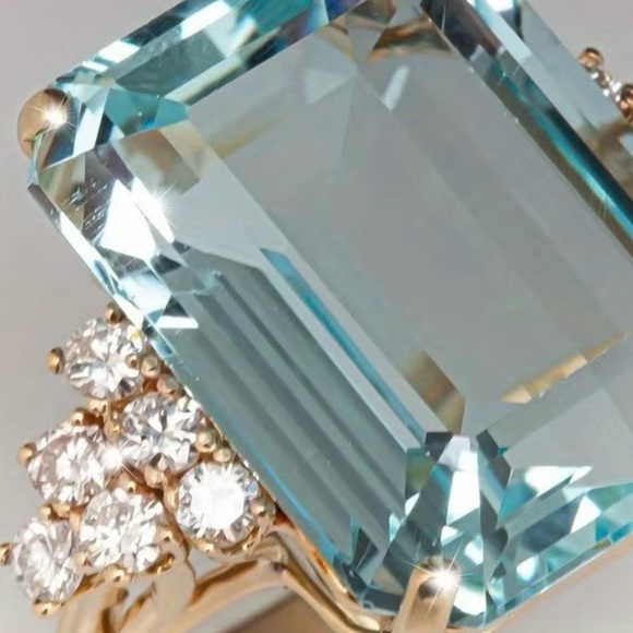Elegant Aquamarine and Diamond Gold Ring sz 7 - Picture 5 of 8